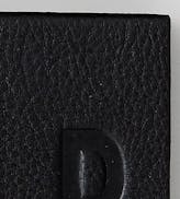 Få ordning på dina värdesaker med en plånbok eller korthållare med läcker design. Här hittar du ett brett sortiment med varierande storlekar och material.