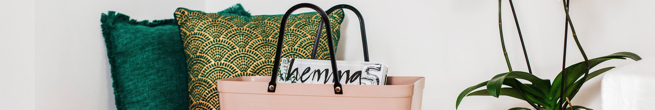 Här hittar du väskor i varierande färger och storlekar med alltifrån handväskor till ryggsäckar.