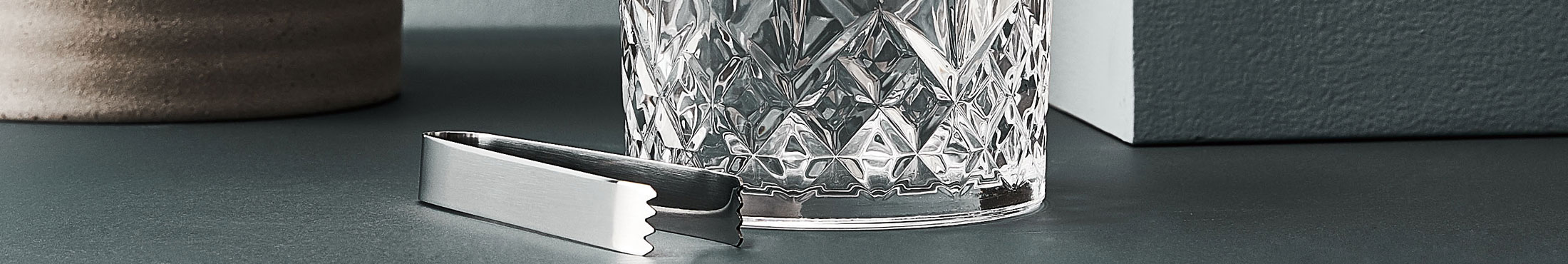 Kyl din favoritdryck i en ishink alternativt servera isbitar i den under festen. Här hittar du många läckra ishinkar med olika design och form.