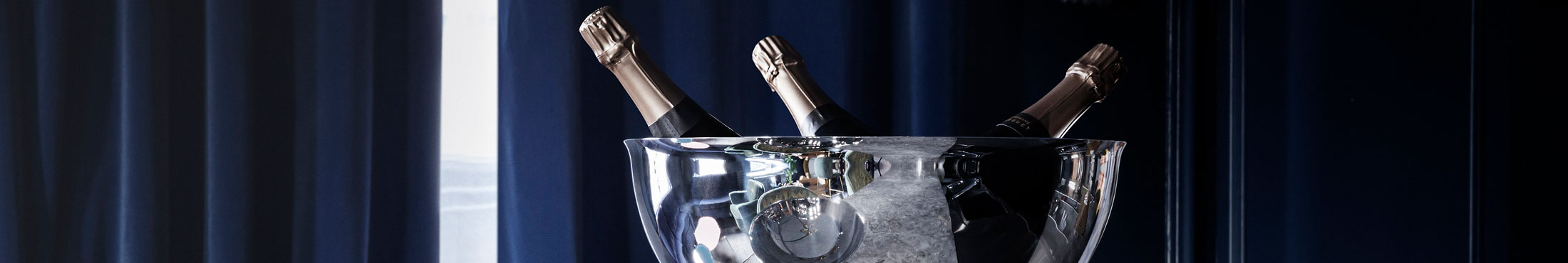 En vinkylare eller champagnekylare är perfekt för dig som vill kunna servera favoritdrycken i rätt temperatur samtidigt som dess dekorativa design garanterat kommer att dra blickarna till sig.