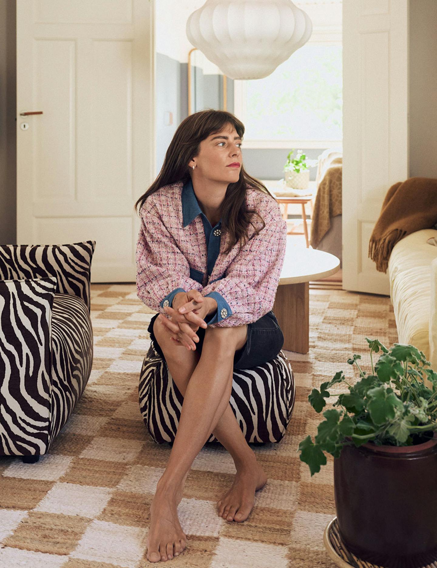 Hanna Knutsson sitting on a pouf in her living room