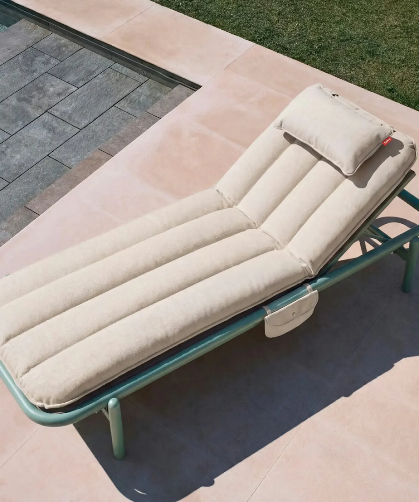 Fatboy solseng med myke puter og lysegrønn ramme