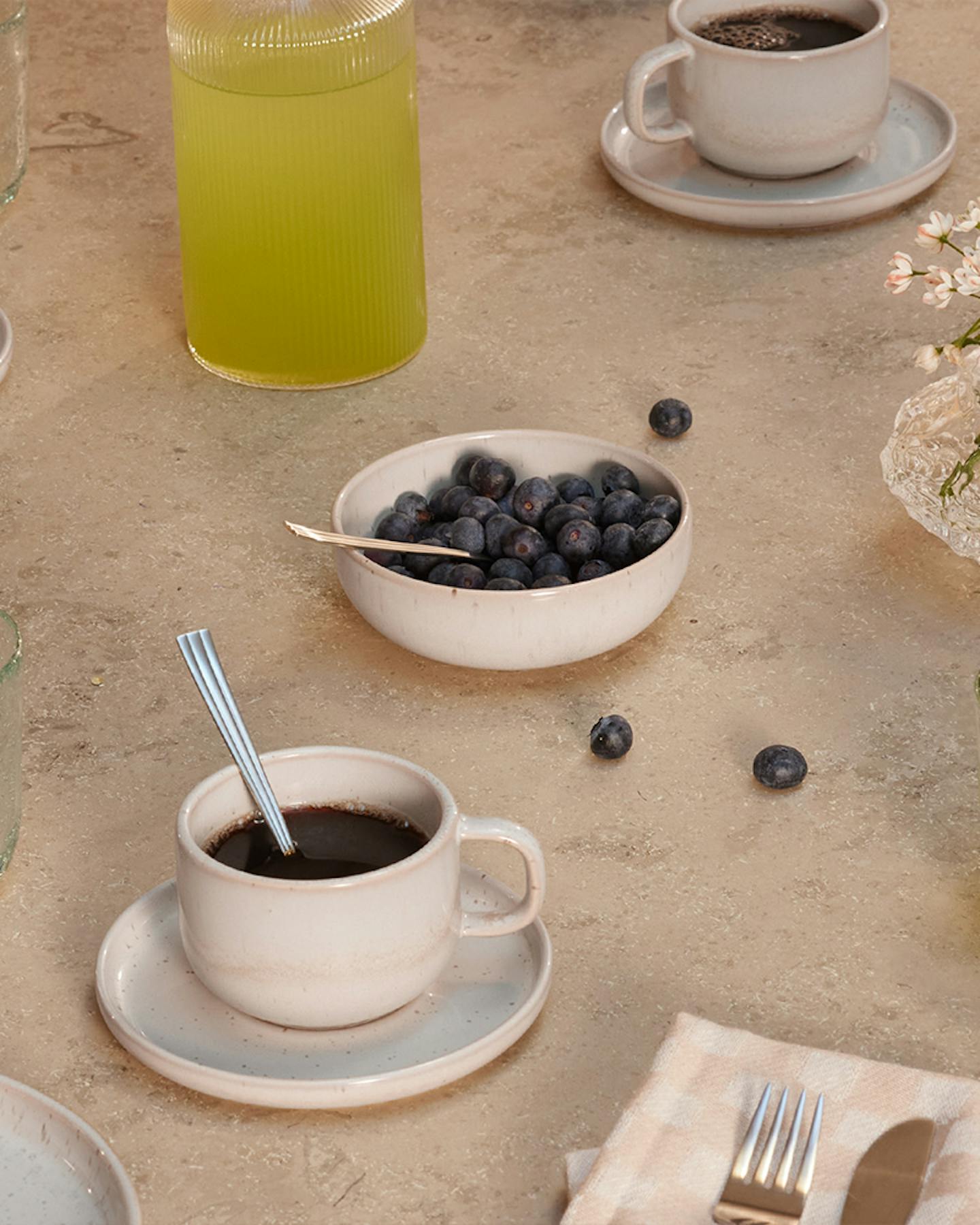 Tasse und Schüssel in der Farbe Steam