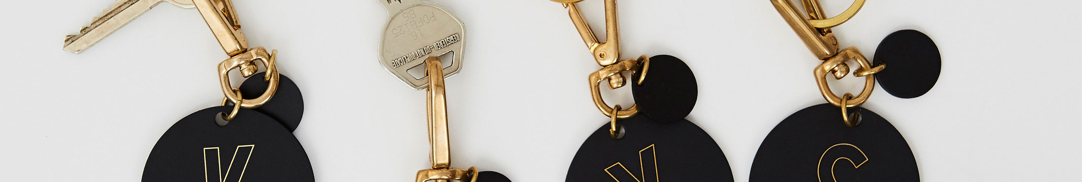 Pryd dina nycklar med en läcker nyckelring eller ett nyckelband så hittar du dem lättare framöver. Här hittar du nyckelringar och nyckelband i varierande former, färger och design med något för alla stilar och smaker.