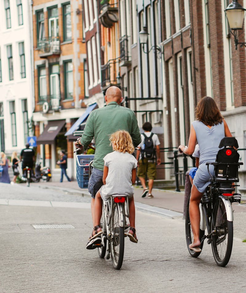 Een jong gezin dat fiets door de stap