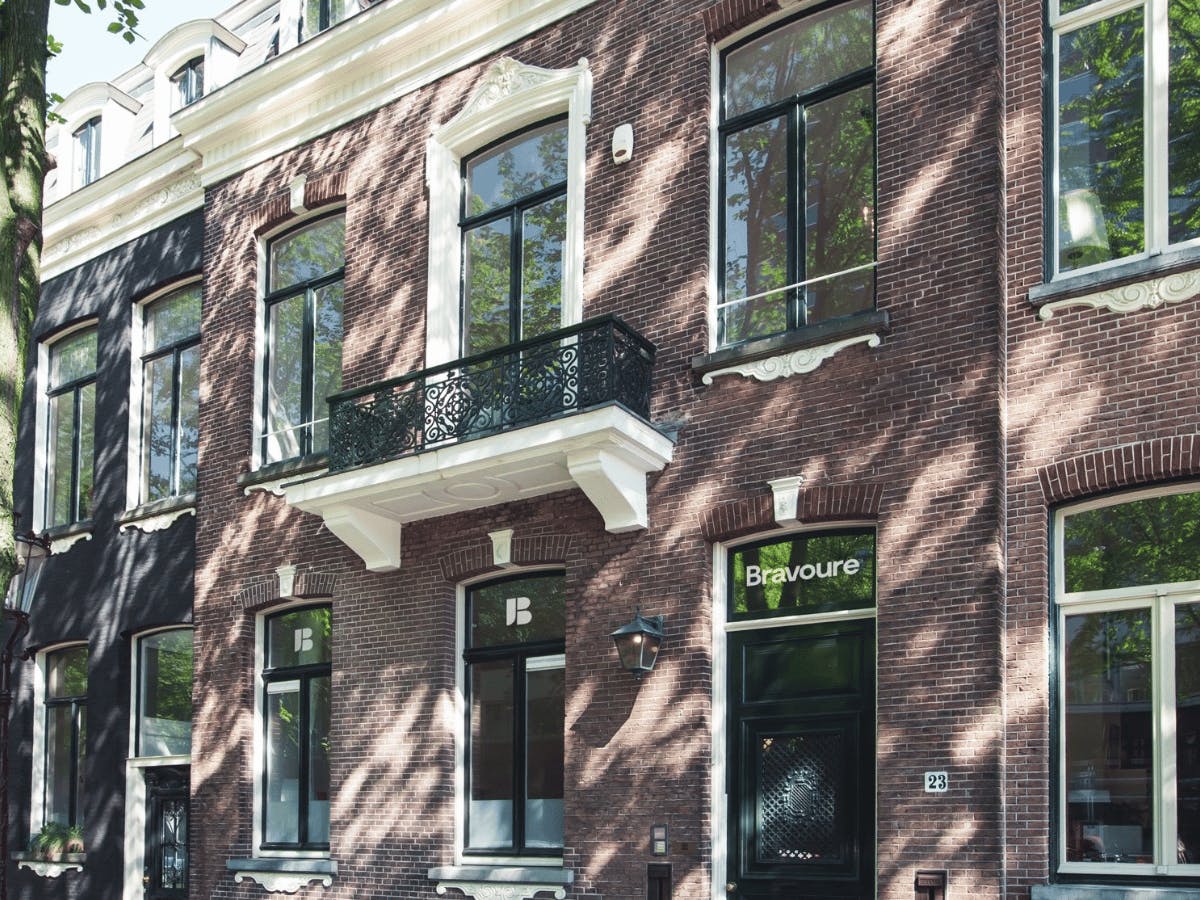 De gevel van het kantoor van Bravoure in Amsterdam
