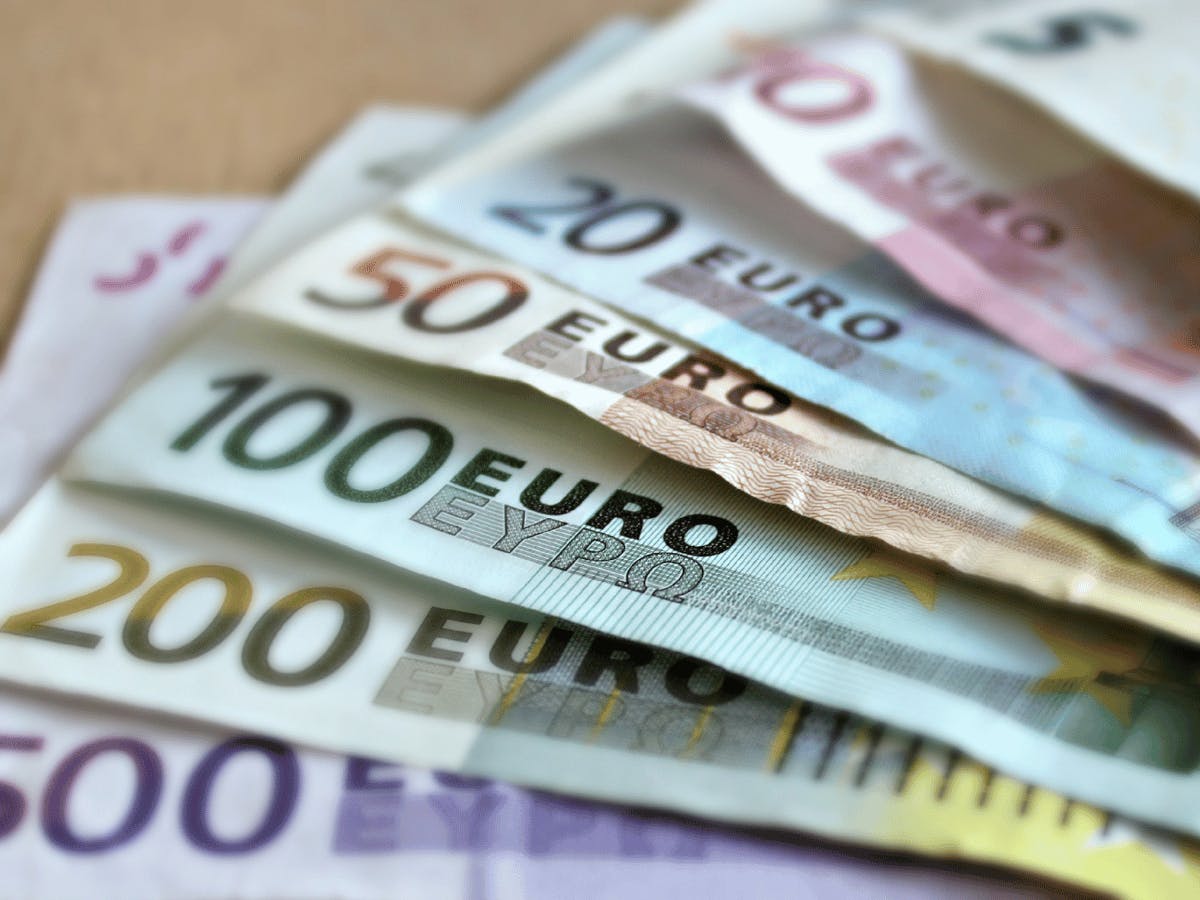 Een waaier van euro biljetten, lopend van 500 naar 5 euro.