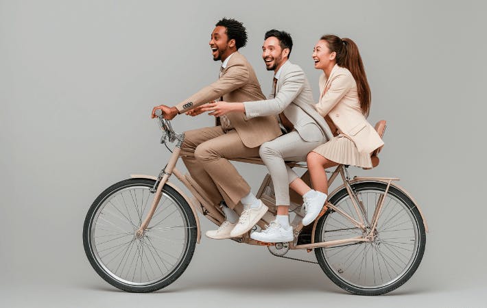 Drie zakenmensen rijden samen op een fiets (beeld gegenereerd door AI)