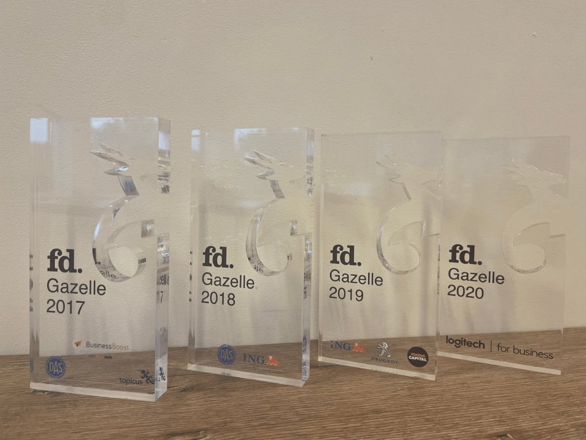 Foto van vier glazen FD Gazellen awards op een rij