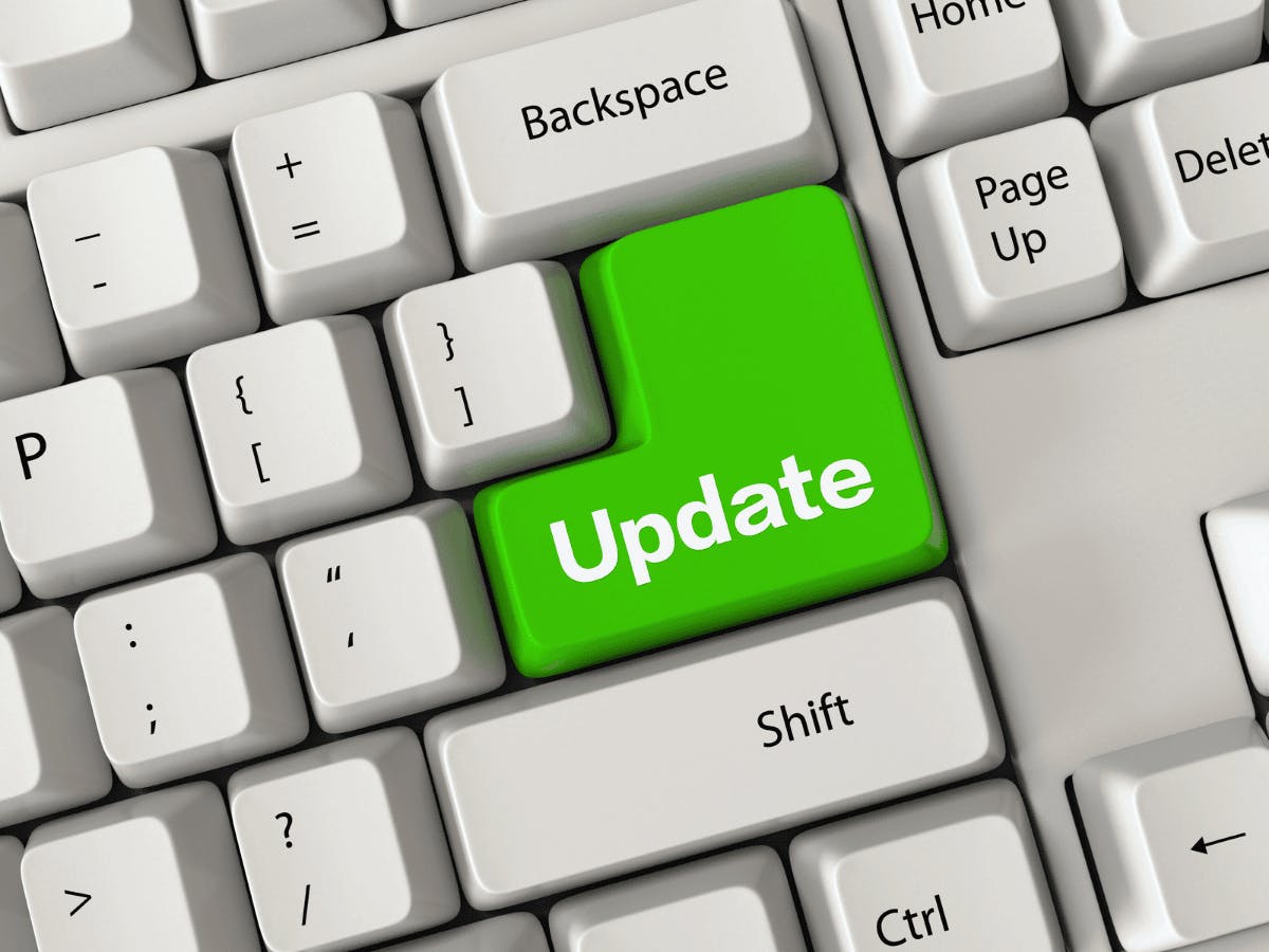 Een groene updateknop op een computertoetsenbord.
