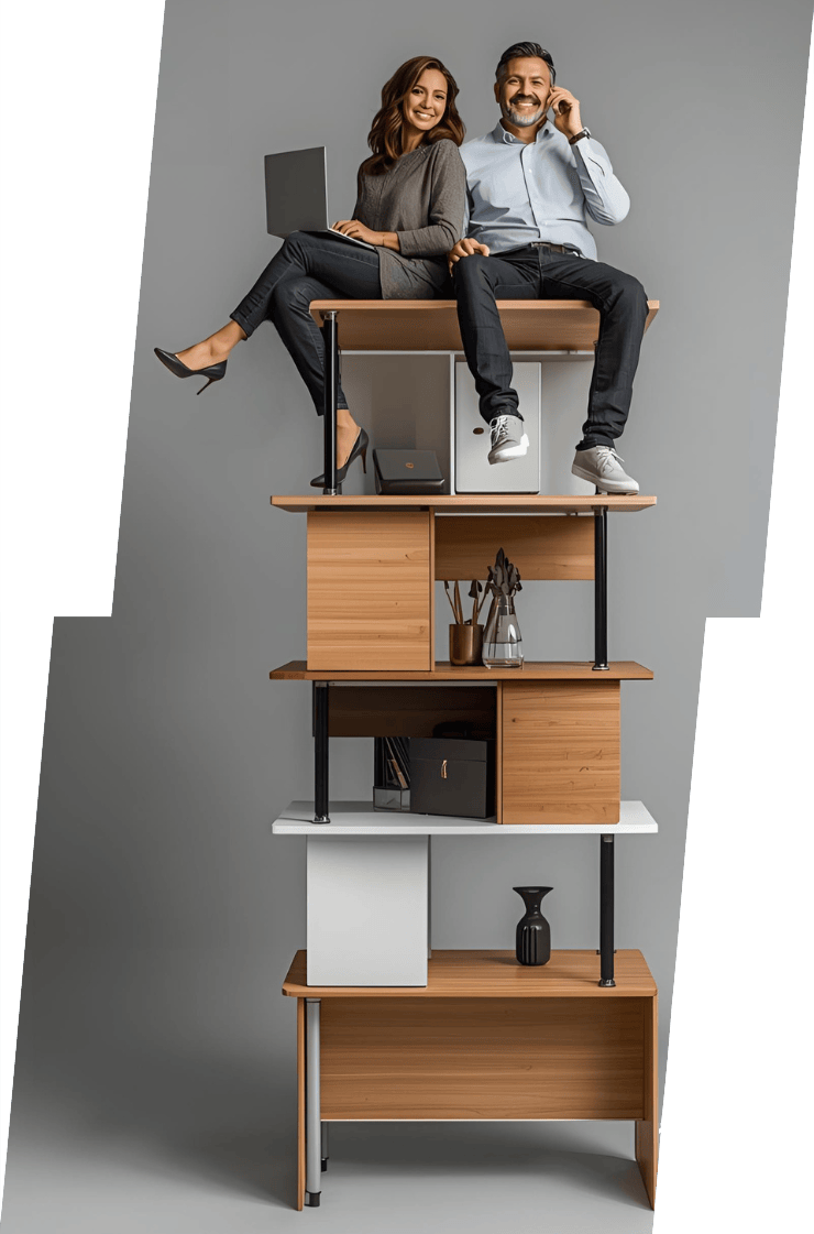 Een man en een vrouw zitten bovenop op elkaar gestapelde bureaus