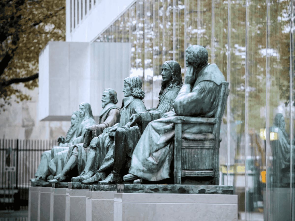 Beelden voor het gebouw van de Hoge Raad der Nederlanden (foto: Chris van Houts)