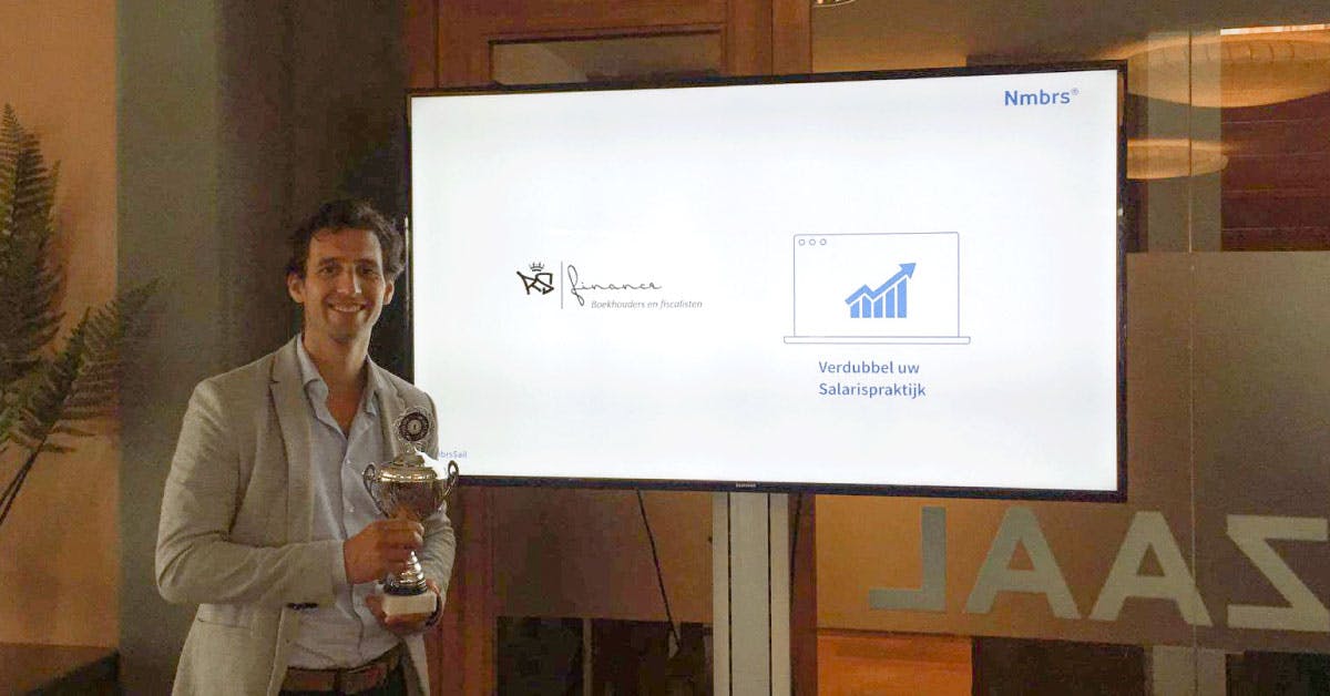 Jens Schipperus van RS Finance houdt de kampioensbeker van de Nmbrs award vast.