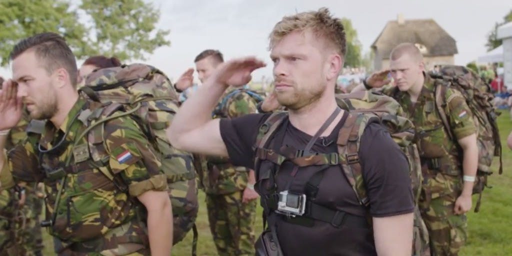 Niels Oosthoek loopt samen met militairen ongetraind Nijmeegse Vierdaagse 