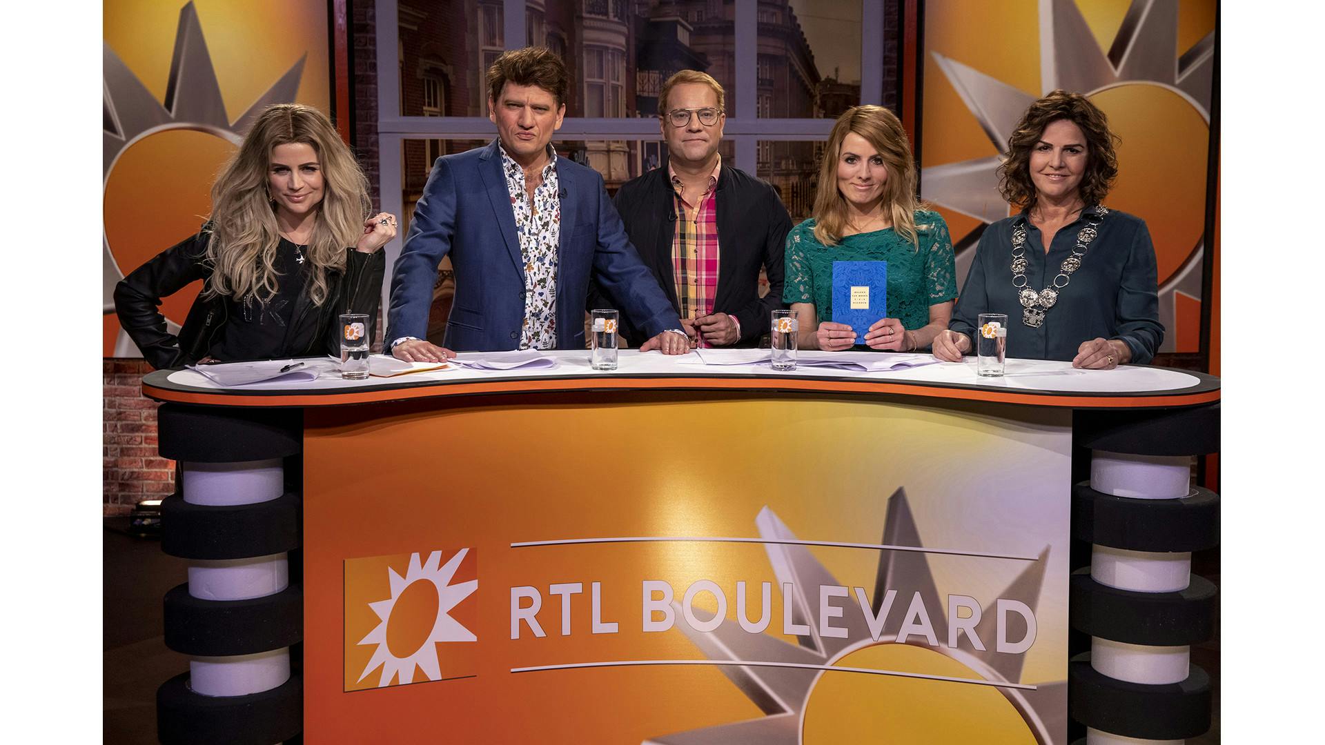 Vlnr: Nikkie Plessen (Elise Schaap), Beau van Erven Dorens (Maarten Heijmans), Luuk Ikink (Carlo Boszhard), Heleen van Royen (Ilse Warringa), Femke Halsema (Irene Moors). 
Fotocredits: Laura Oldenbroek.