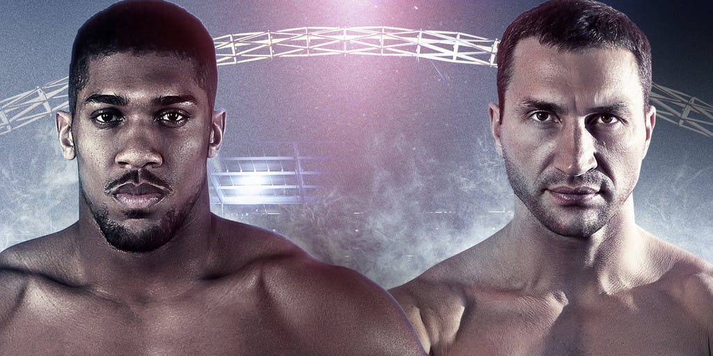 Arnold Vanderlyde en Remy Bonjasky analisten tijdens ‘RTL 7 Fight Night’ 