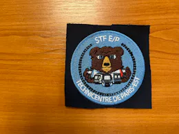 Écusson brodé personnalisé avec motif graphique et finitions colorées