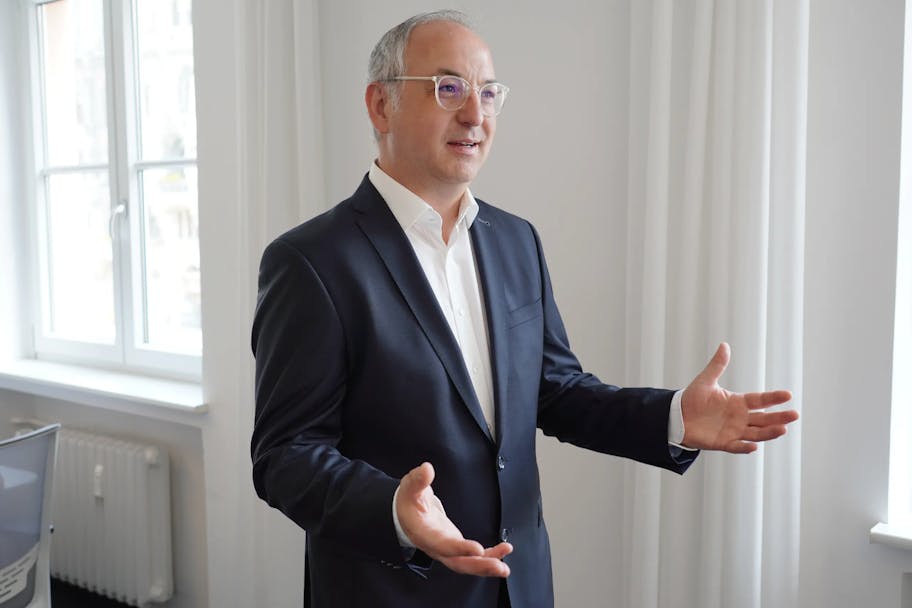 Rafael Rahn gestikuliert während er spricht