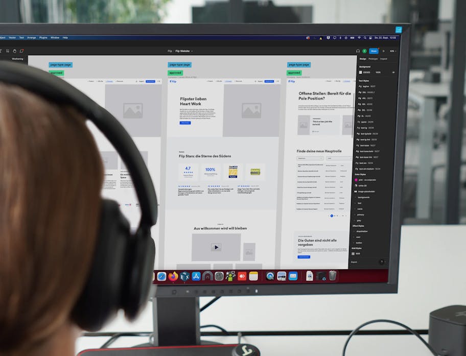 Overshoulder shot with a view of the website development by the website development company Ruess Group for the start-up Flip.