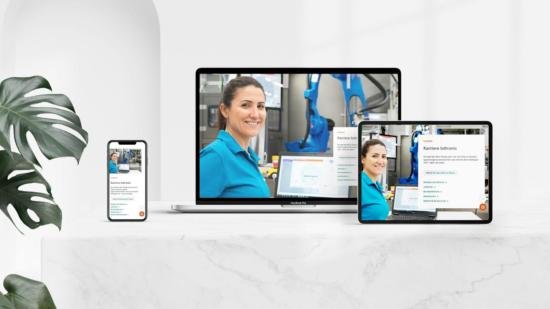 Grafik mit einem Laptop, Ipad und Handy mit der gleichen geöffneten Website als Webauftritt.