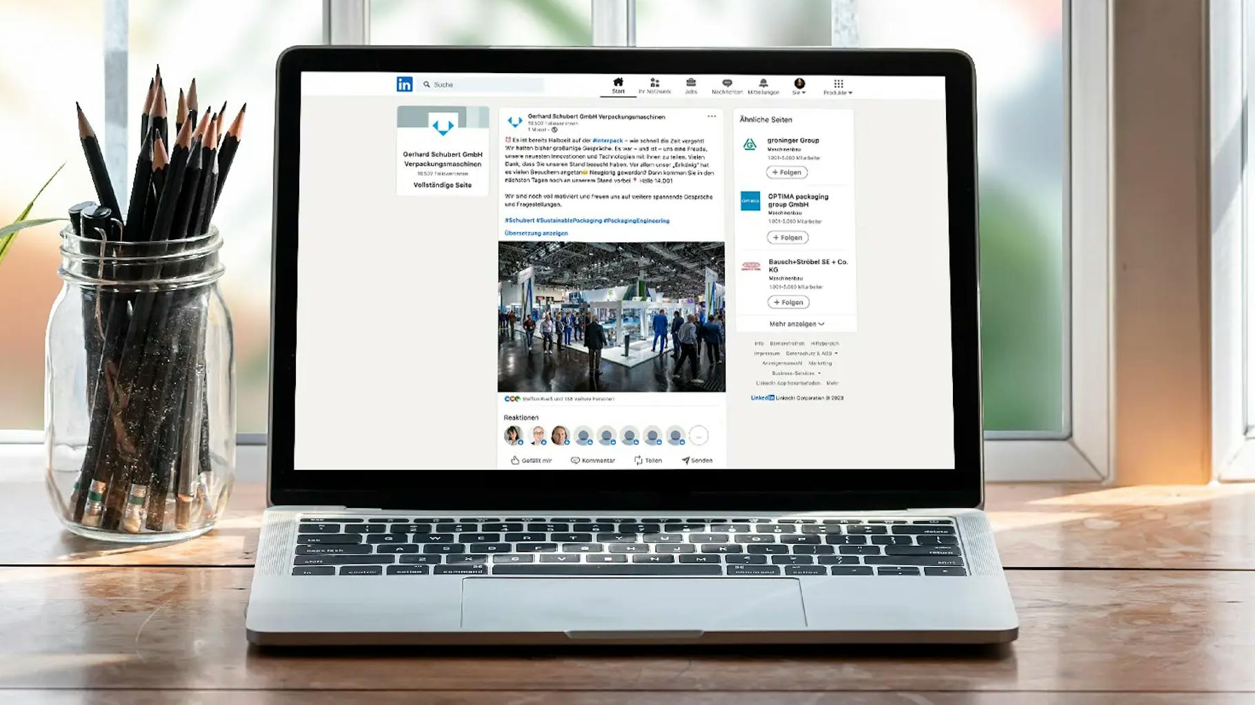 POV Blick auf einen Laptop, der das LinkedIn Profil des Unternehmens Schubert zeigt.