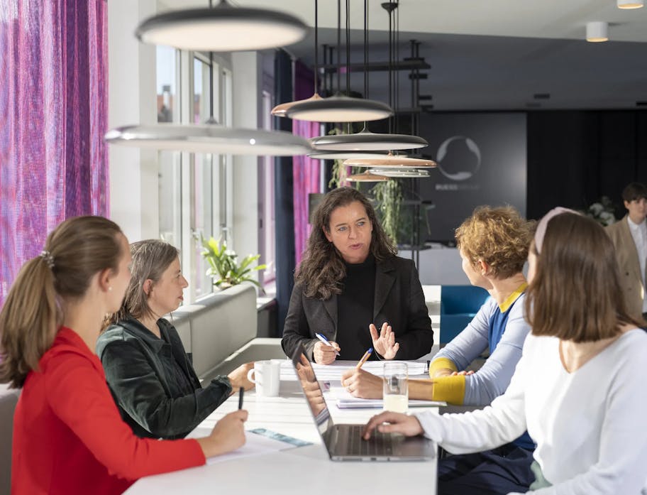 Kollegen besprechen sich im Münchener Büro