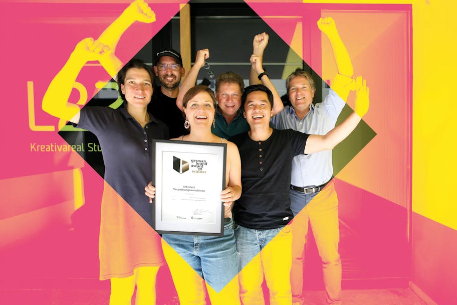 Das Foto zeigt das German Brand Award 2019 Gewinnerteam vor dem Ruess Group Gebäudeeingang