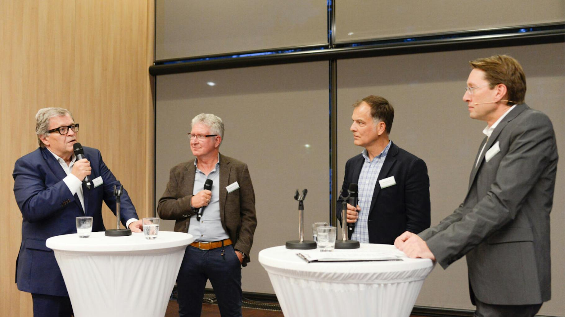Interesting round table discussion on topics such as eMobility, energy system transformation, digitalisation and shortage of skilled workers (from left to right): Norbert Haug (former head of motor sports at Mercedes Benz), entrepreneur Dr. Edwin Tscheschlok, Ralf Holighaus (Managing Director of glider manufacturer Schempp-Hirth) and moderator Markus Rahner.