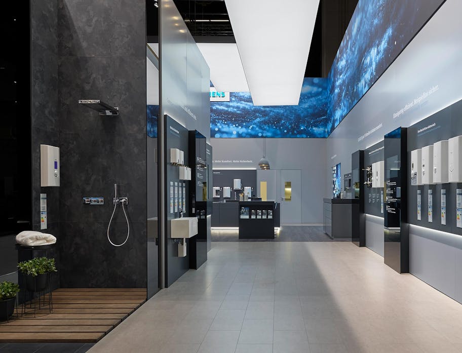 The trade fair design of the Bosch company, with a view of a shower.