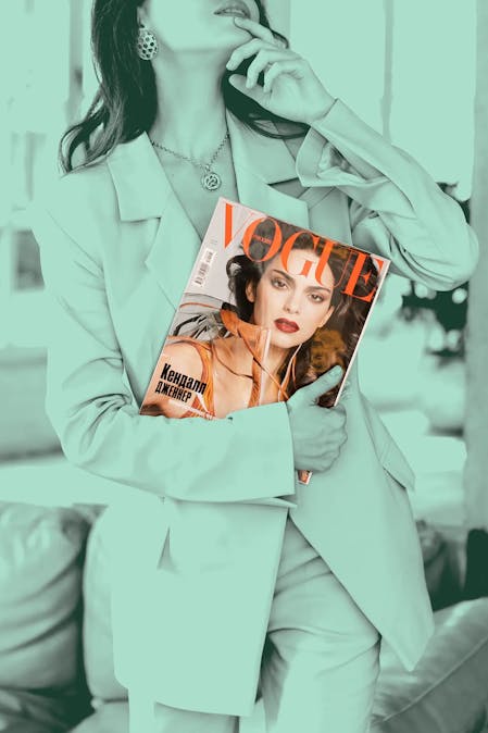 Frau hält Magazin