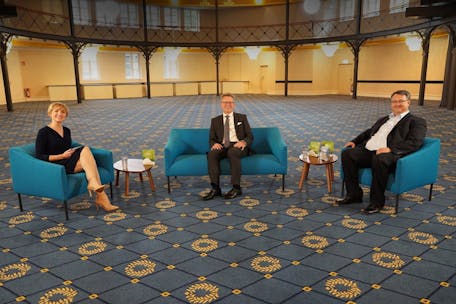 Eine Reporterin und zwei Gäste der Sappi Blue-couch Gespräche lachen in die Kamera 