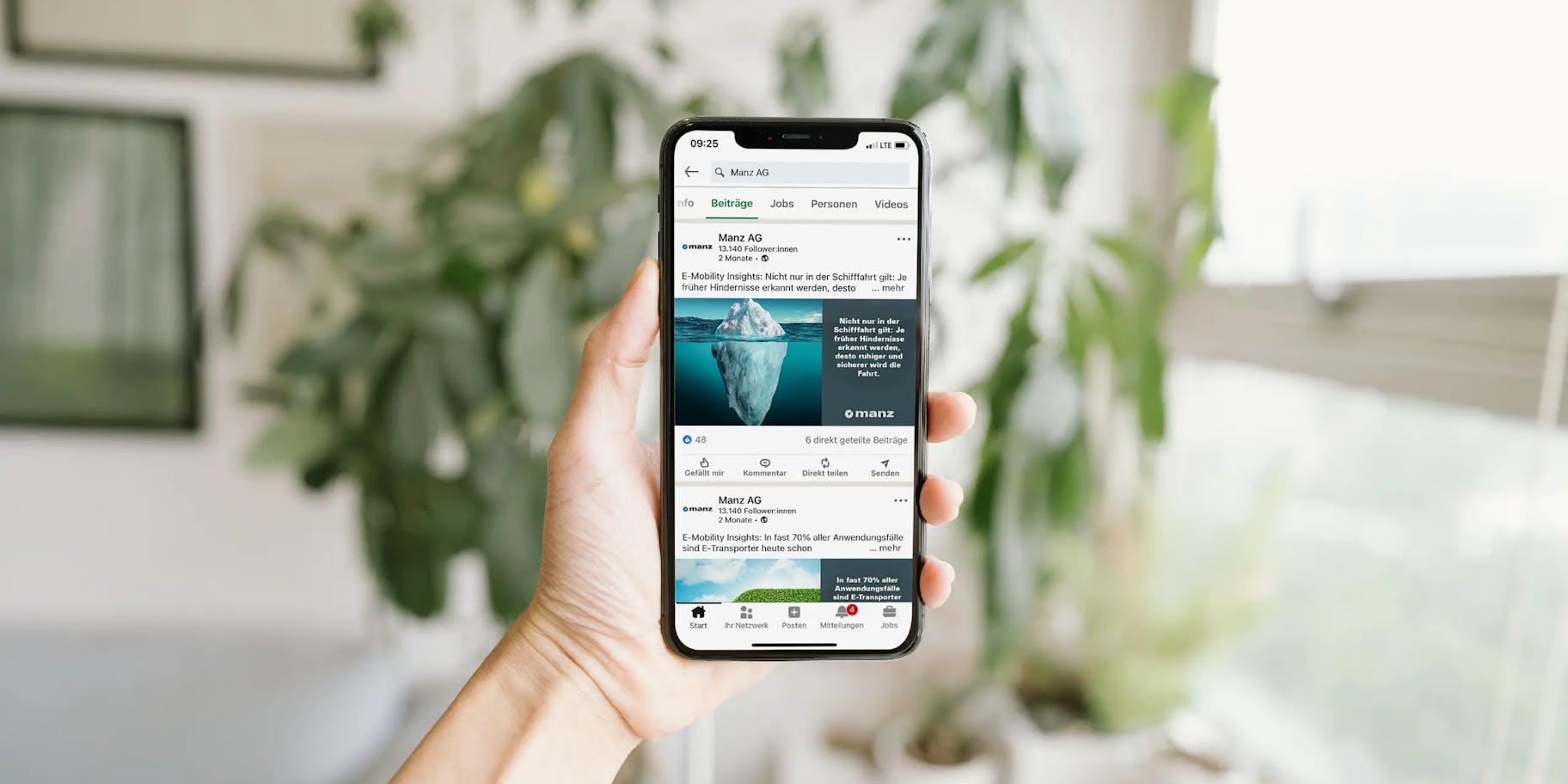 Manz LinkedIn Post in smartphone