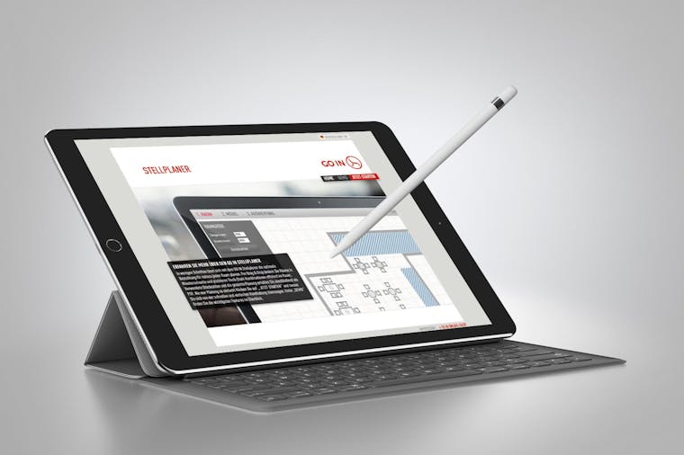 Ein Tablet zeigt die Website von Go in Stellplaner Digitalagentur