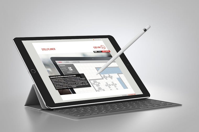 Ein Tablet zeigt die Website von Go in Stellplaner.