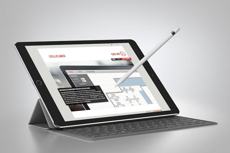Ein Tablet zeigt die Website von Go in Stellplaner 
