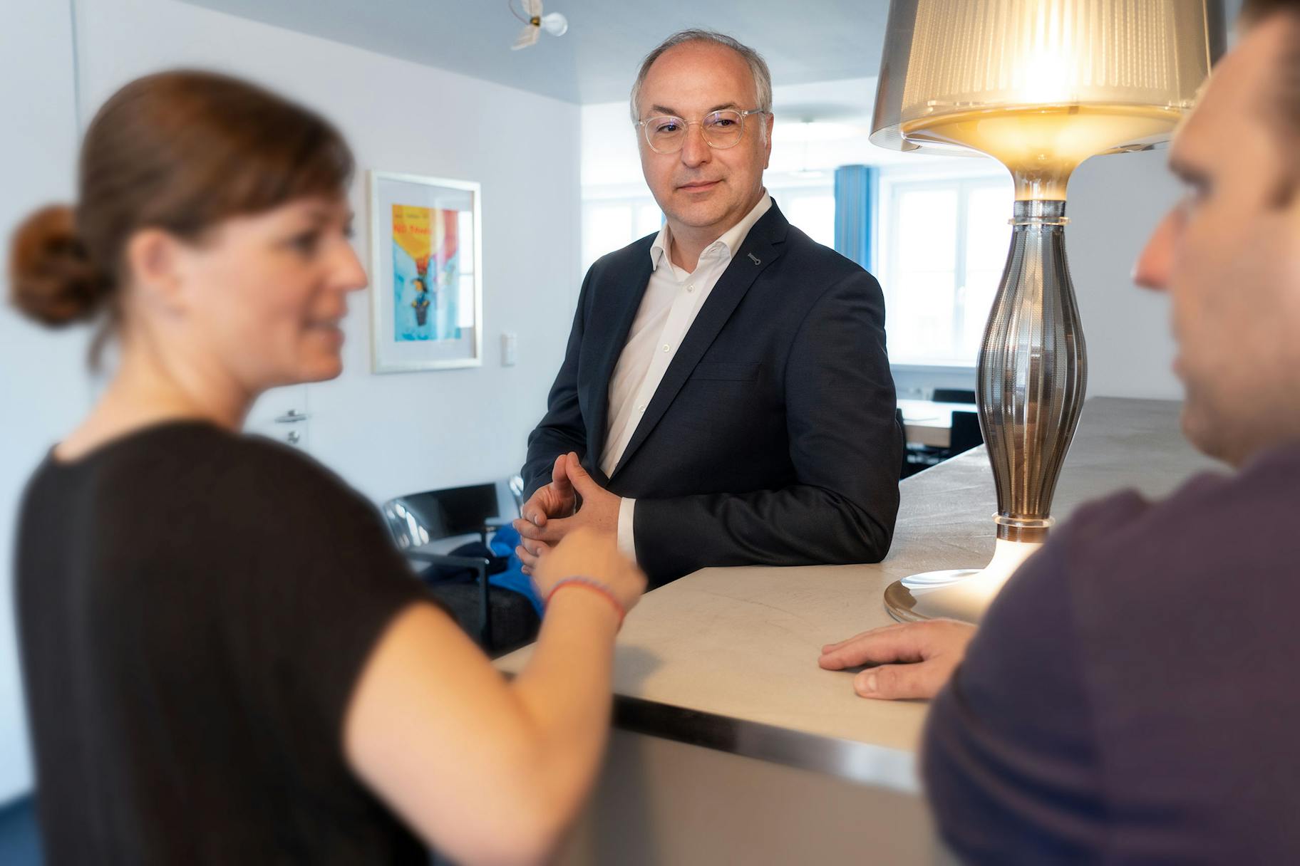 Rafael Rahn und sein Team sind entspannt bei einem Gespräch in der Lounge