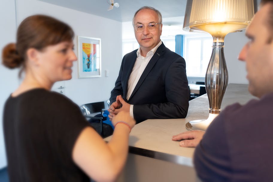 Rafael Rahn und sein Team sind entspannt bei einem Gespräch in der Lounge