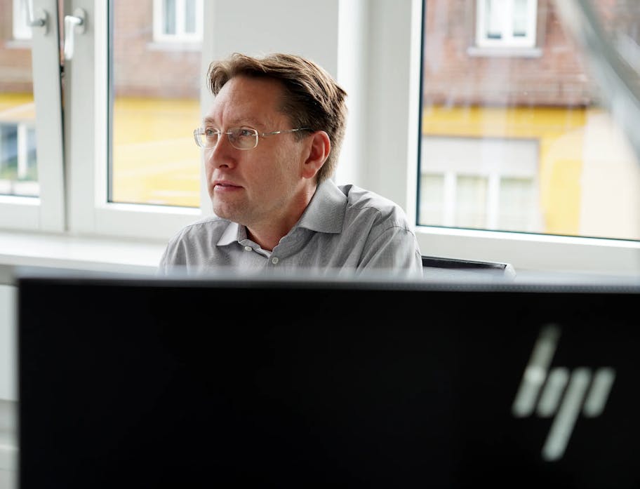 You can see the Managing Director of the Ruess Group, Markus Rahner, listening to a conversation on the subject of marketing controlling