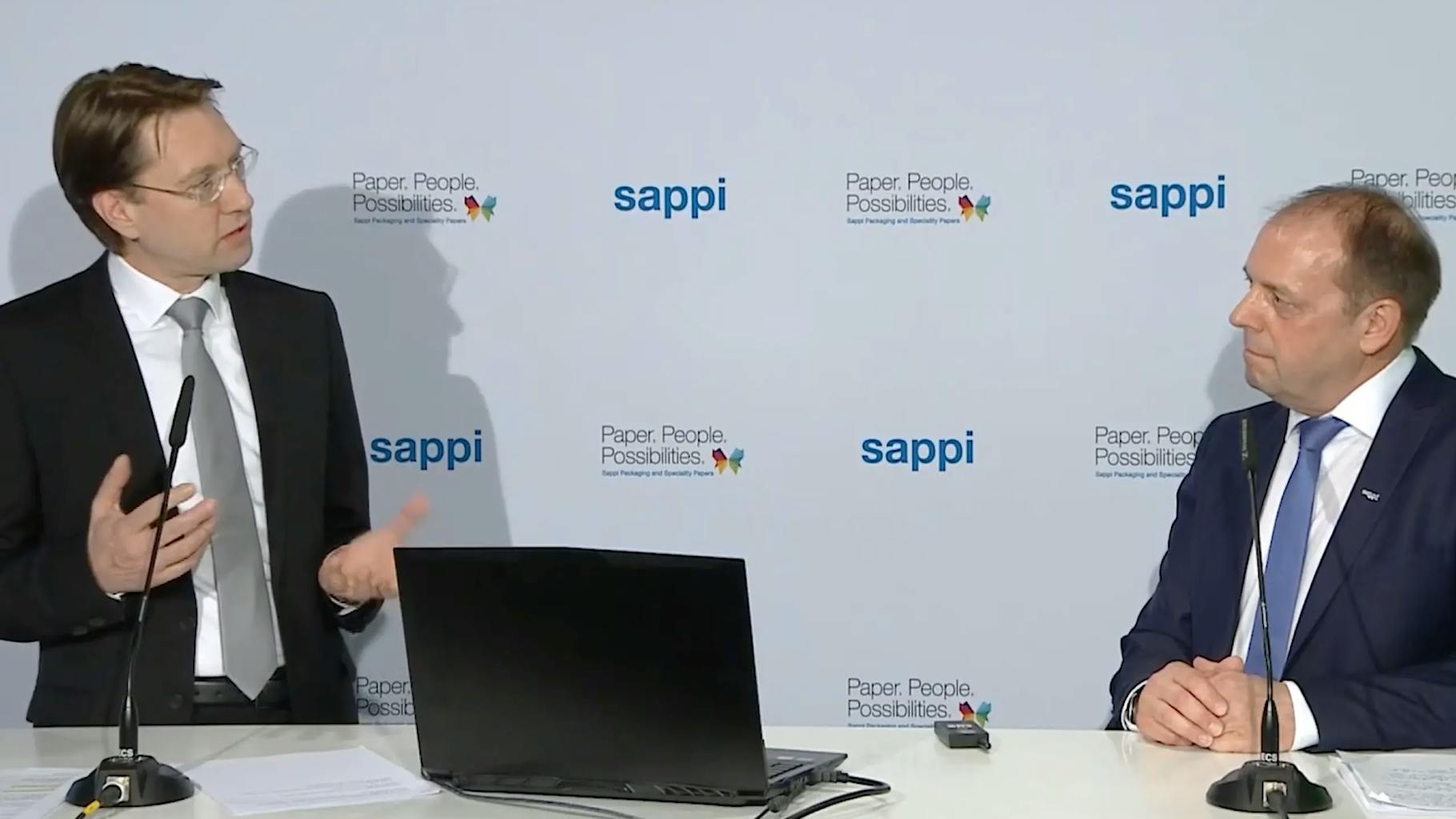 Der Geschäftsführer der Ruess-Group, einer sappi pr agentur, Markus Rahner in einem Gespräch mit einem Vertreter von Sappi auf der Pressekonferenz