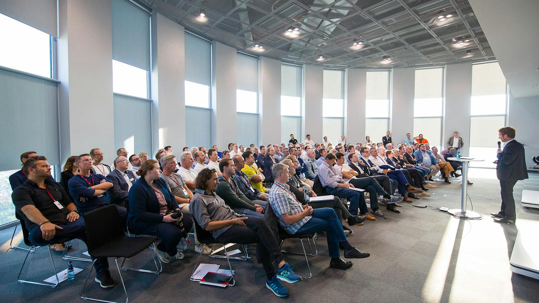 Einblick in den Vortrag eines Speakers vor einer mittelgroßen Menschenmenge im Thyssenkrupp Testtower in Rottweil