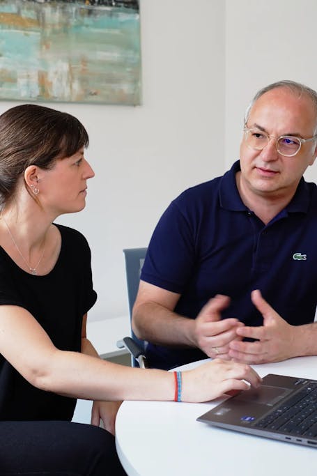 Digital Consultants Bettina und Christoph im Gespräch mit Geschäftsführer Rafael Rahn