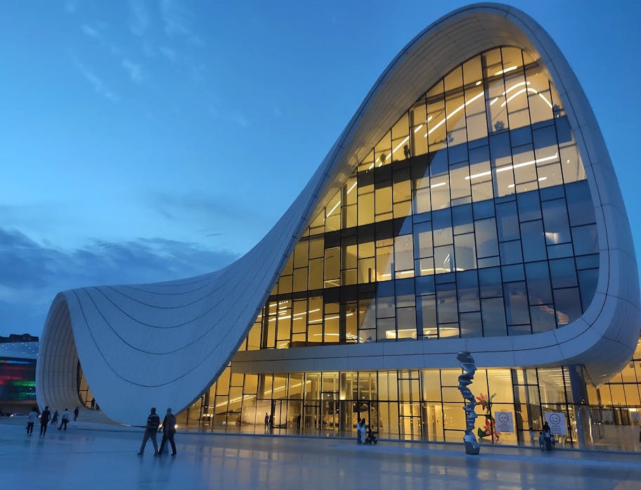 Foto des architektonisch ausgefallenen Kulturzentrums Heydər Əliyev Merkezi in Aserbaidschan