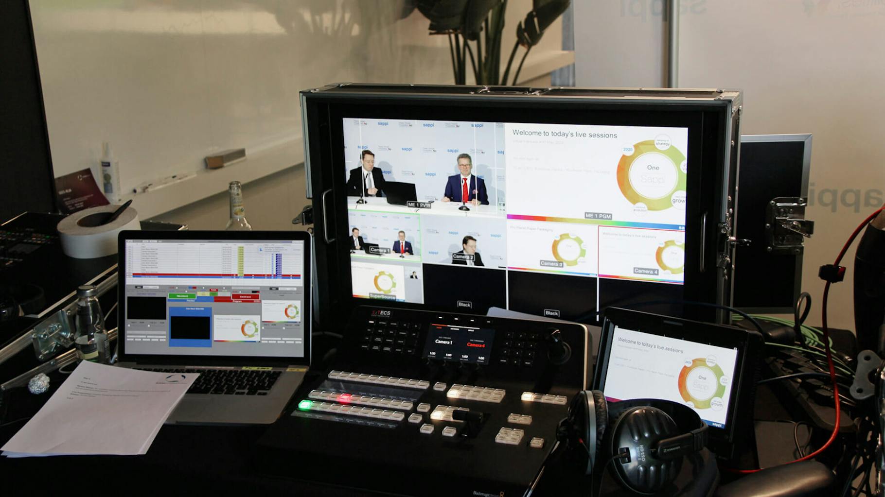 Foto, auf dem man Bildschirme zu Videoübertragungen mit Markus Rahner sieht zu dem Thema virtuelle Messen