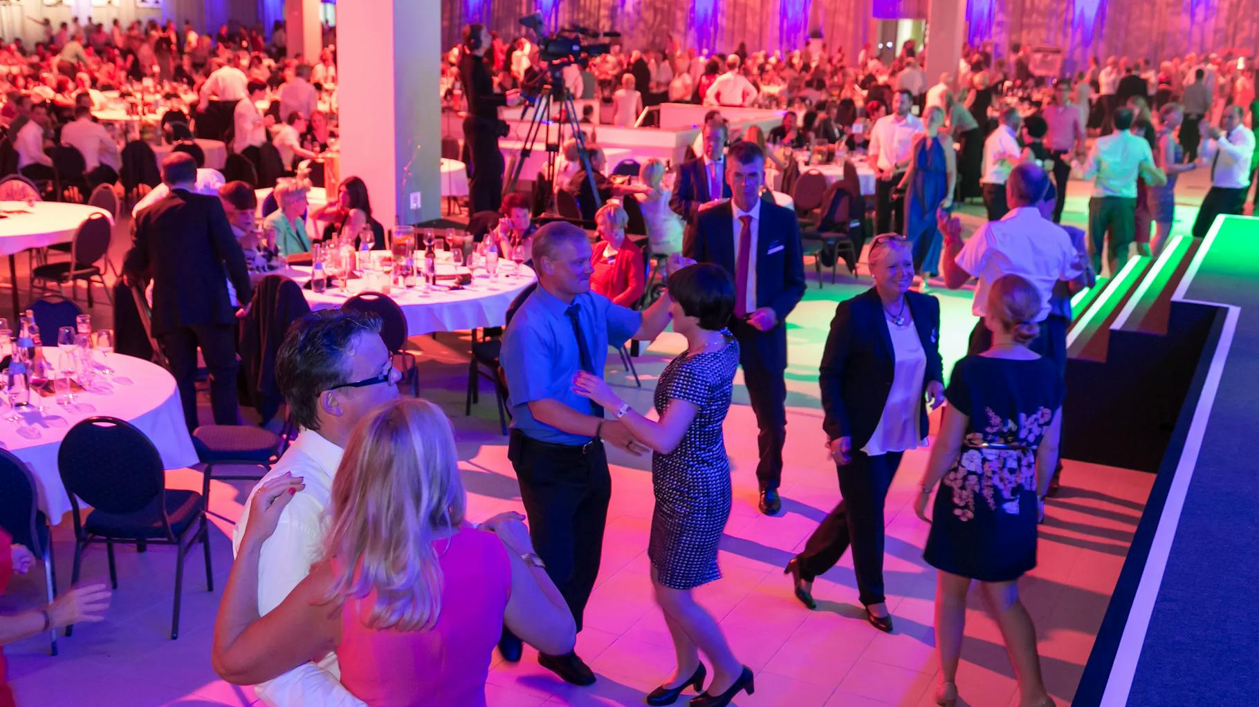 Leute Tanzen auf einem corporate Event klassisch.