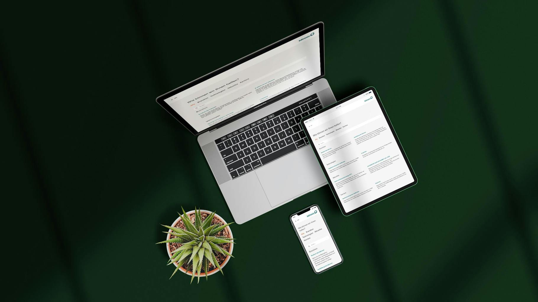 Ein Foto mit einem Laptop, Ipad und Handy mit derselben geöffneten Website, was einen Webauftritt bildet.
