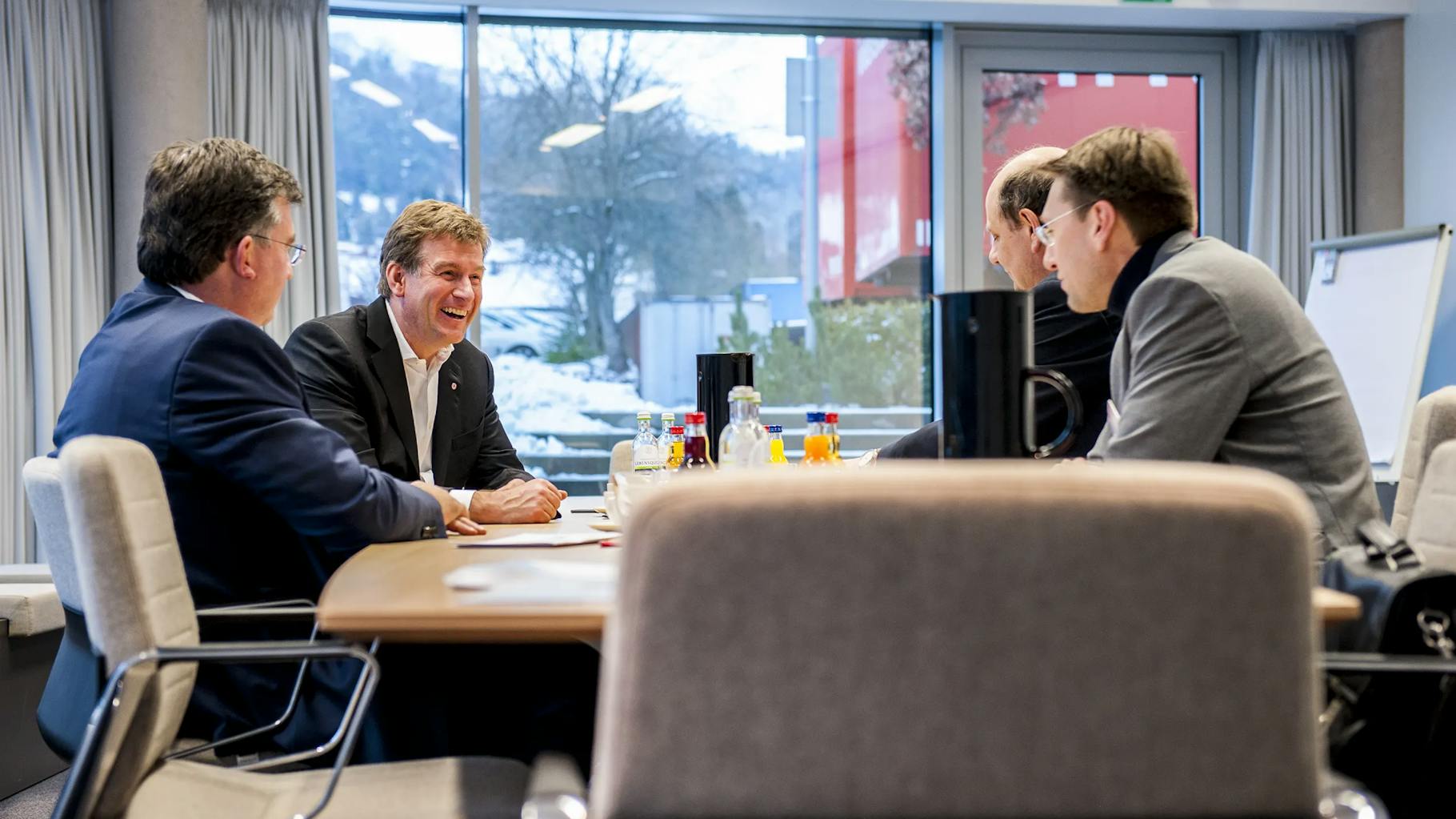 The managing director of the Ruess Group and representatives of Interstuhl confer