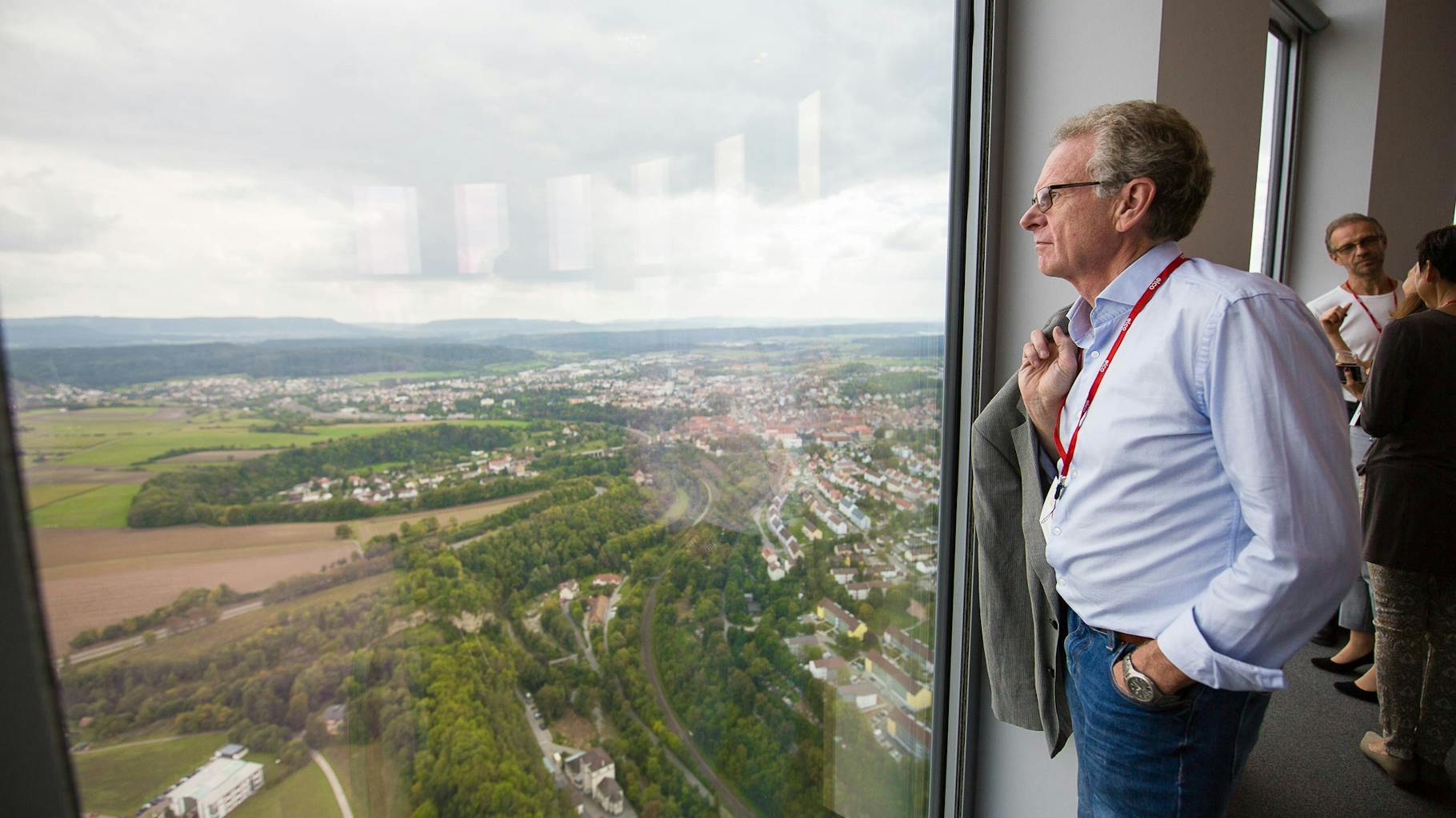 Ein Teilnehmender an dem ELCO Tech Day bewundert den Ausblick vom Gebäude 