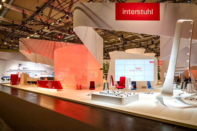 The picture shows Interstuhl's trade fair stand with red accents.