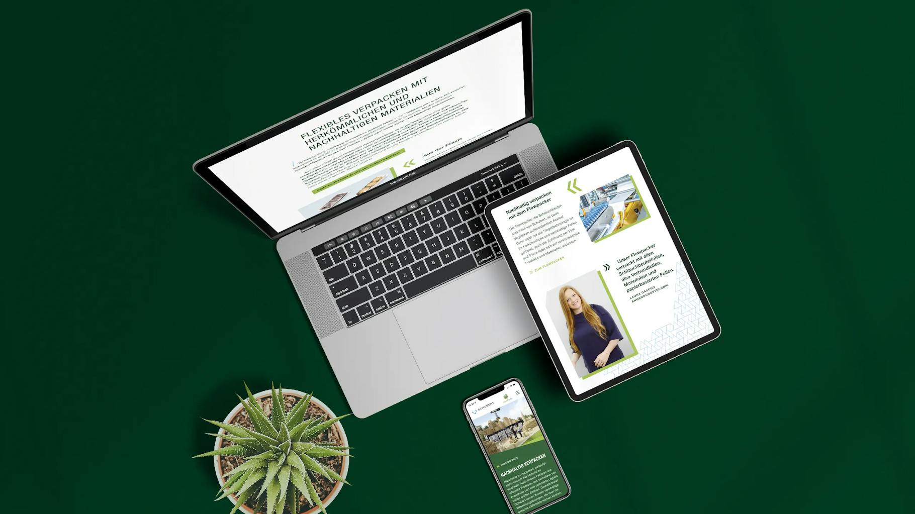 Topshot eines Laptopts, eines Tablets und eines Handys, die auf verschiedenen Oberflächen die Website des Unternehmens Schubert anzeigt, kreiert durch eine Agentur Nachhaltigkeit