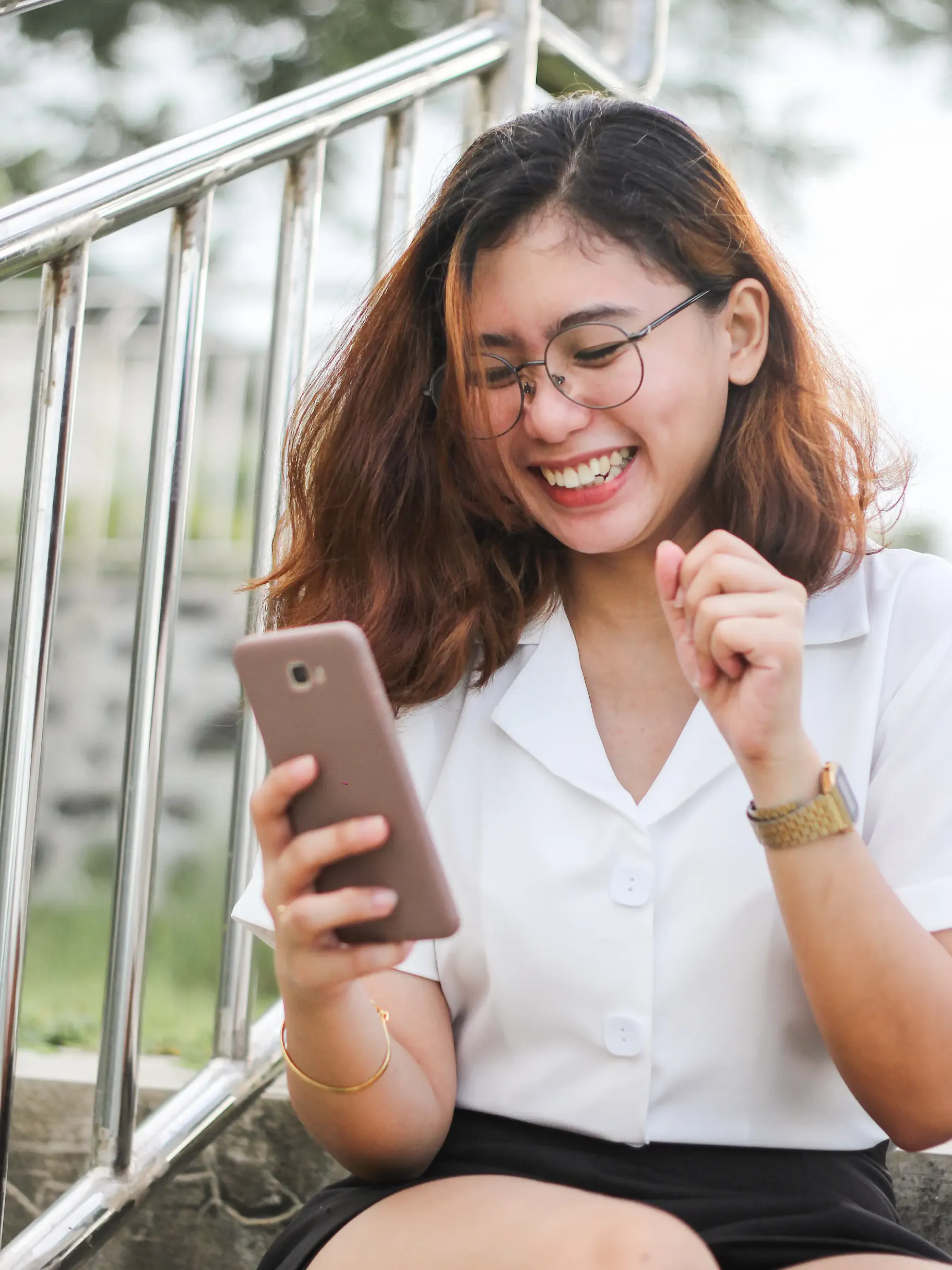 Glückliche Frau mit Handy